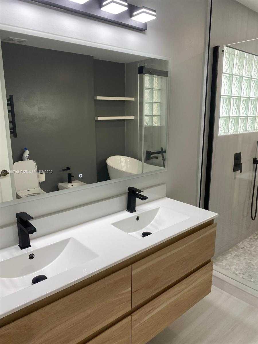 Small Image of 10572 NORTH WEST 51ST TER, Doral Number 27