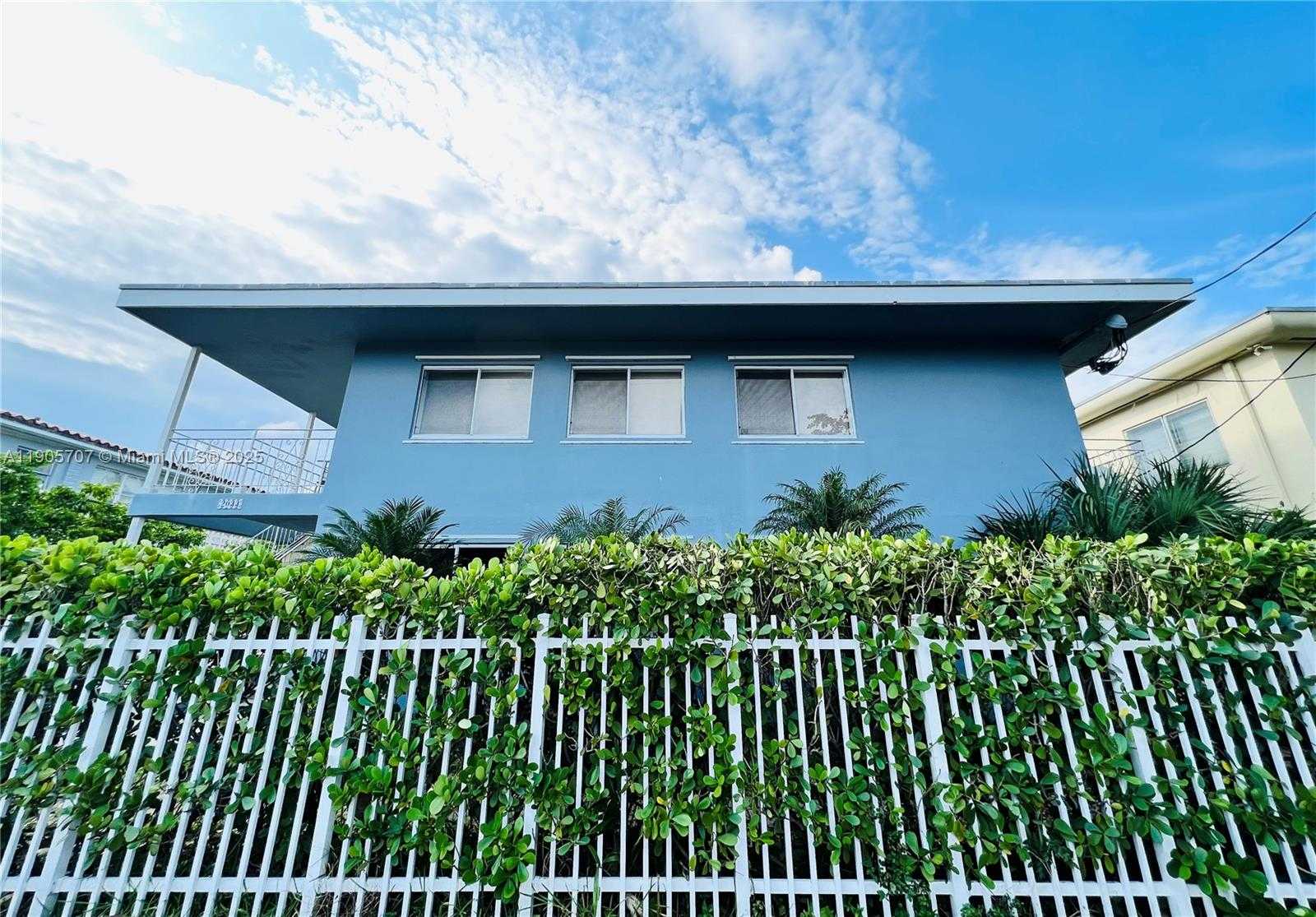 Small Image of 2033 CALAIS DR #8, Miami Beach Number 20