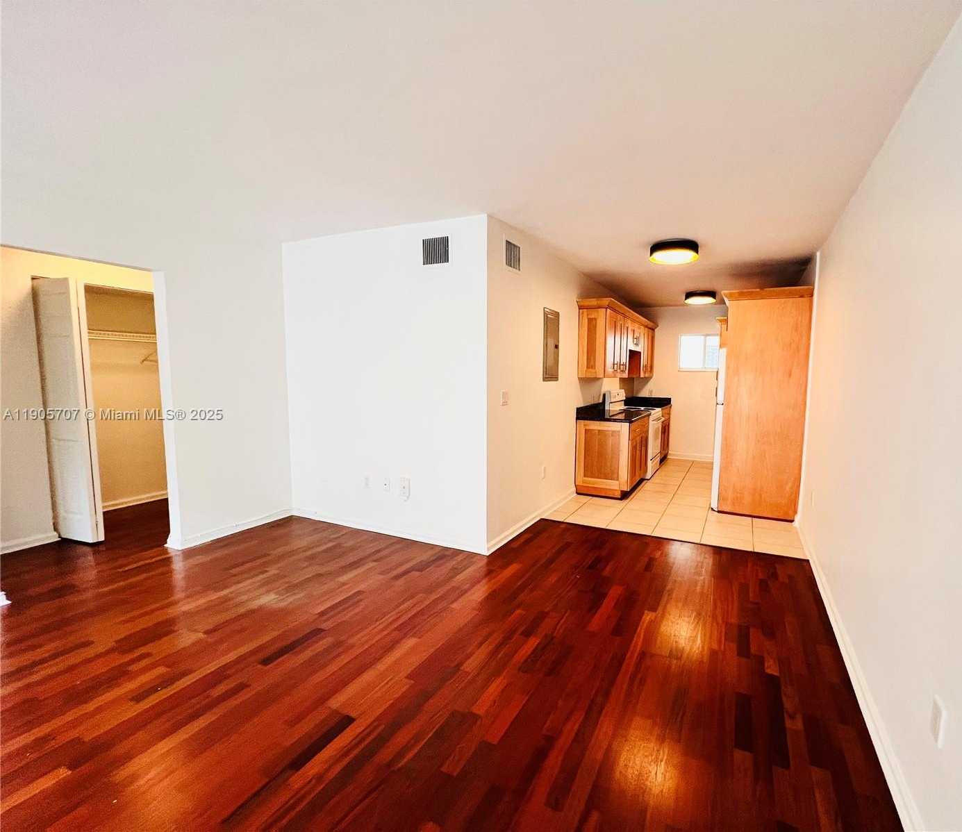 Small Image of 2033 CALAIS DR #8, Miami Beach Number 4