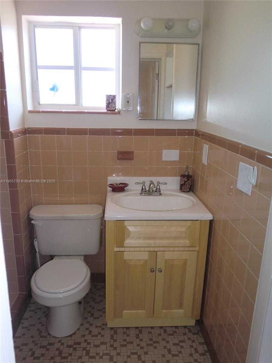 Small Image of 734 SW 5 #1, Hallandale Beach Number 5