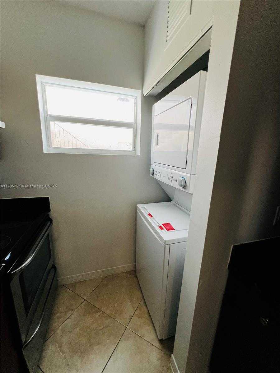 Small Image of 946 BAY DR #2, Miami Beach Number 17