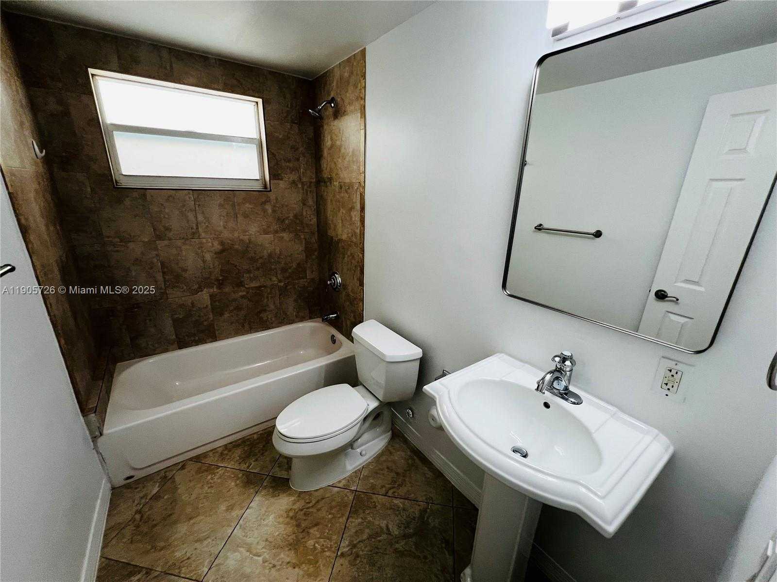 Small Image of 946 BAY DR #2, Miami Beach Number 18