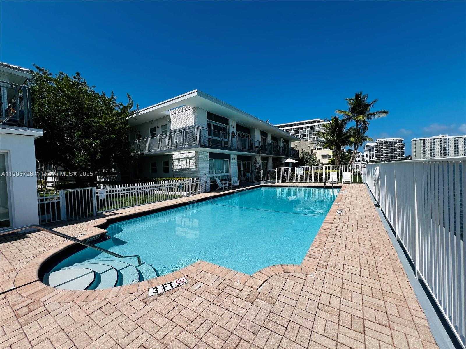 Small Image of 946 BAY DR #2, Miami Beach Number 22