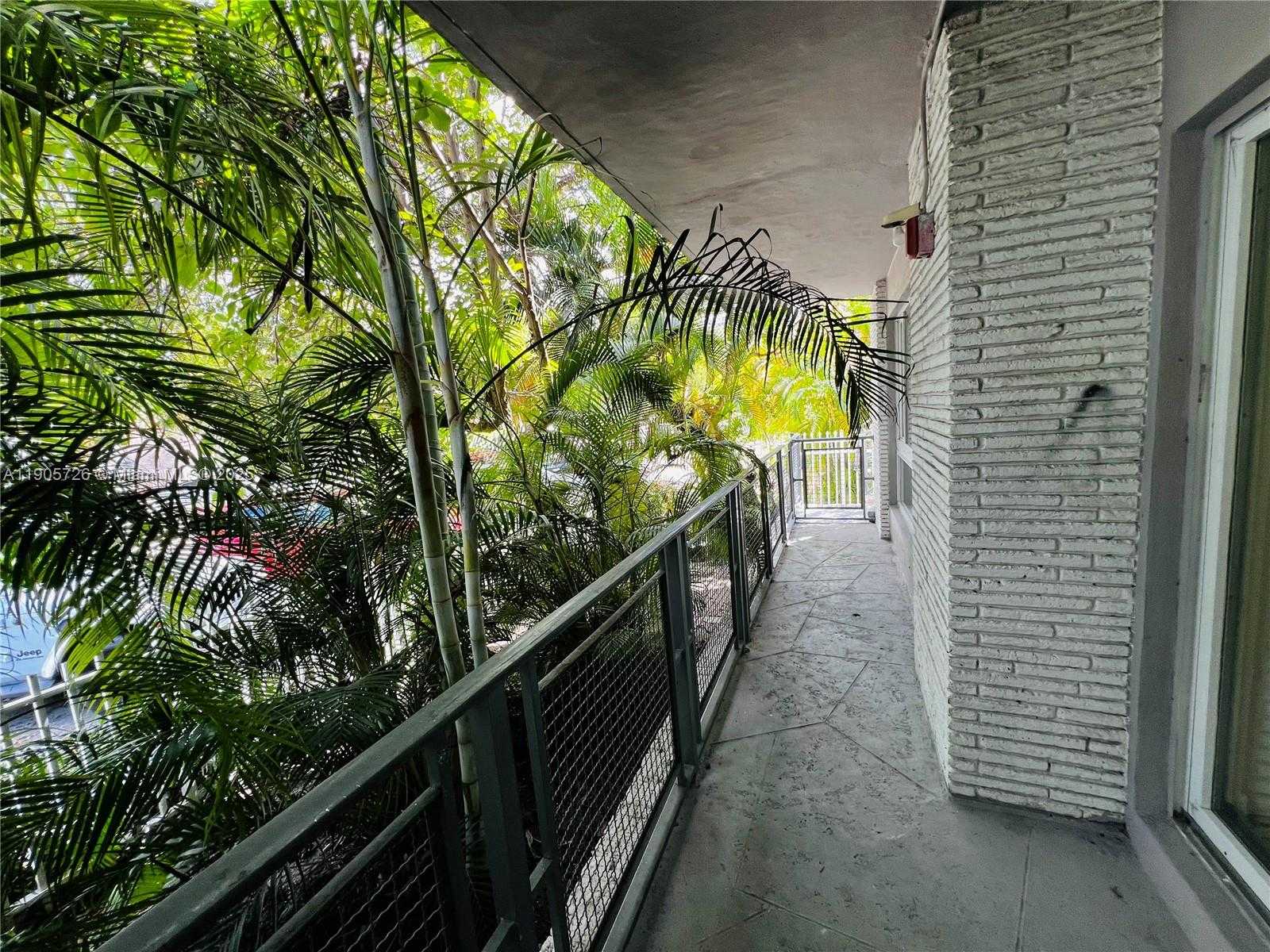 Small Image of 946 BAY DR #2, Miami Beach Number 3