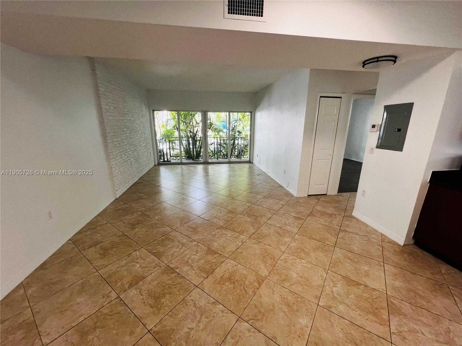 Small Image of 946 BAY DR #2, Miami Beach Number 4