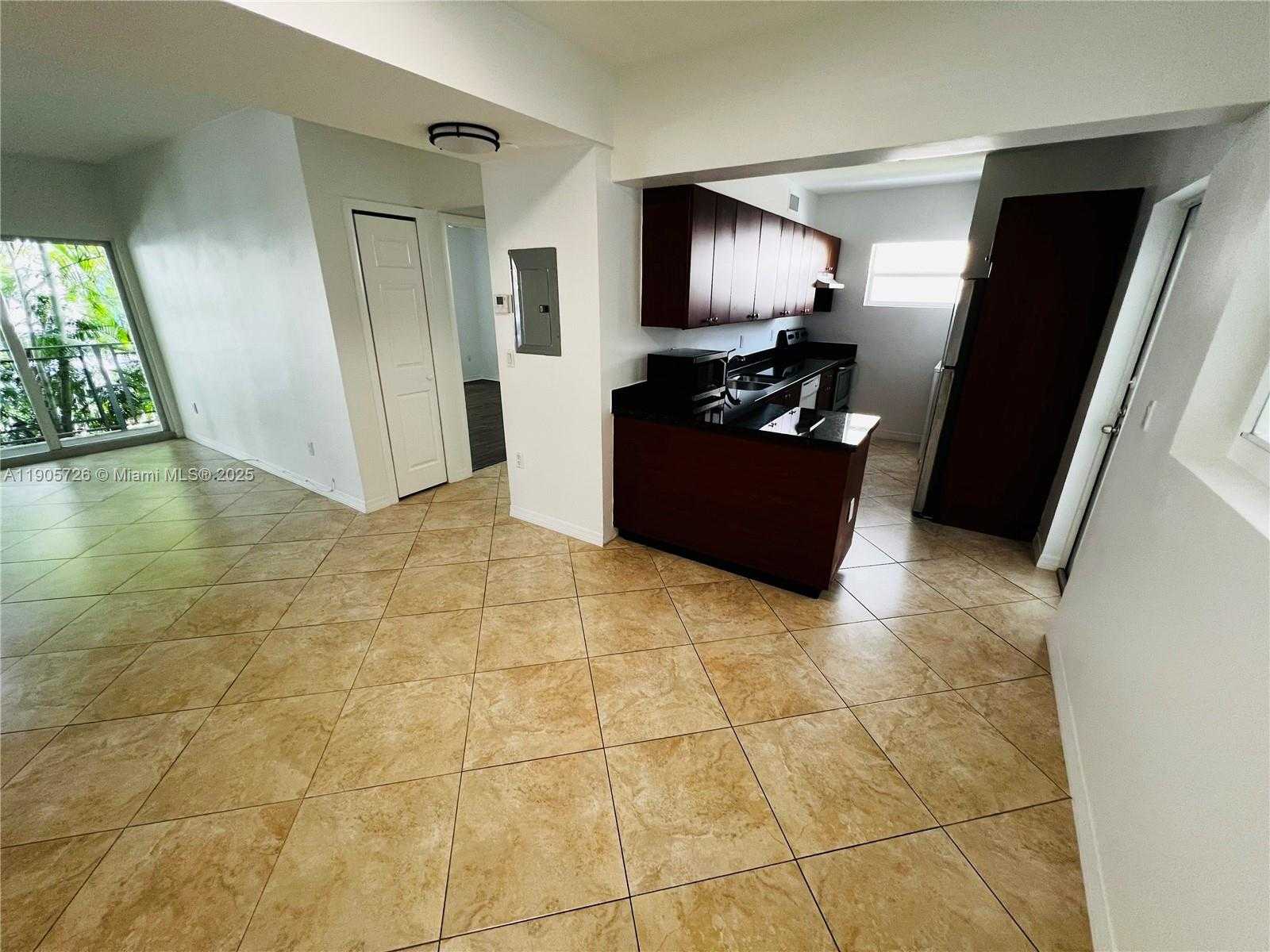 Small Image of 946 BAY DR #2, Miami Beach Number 5