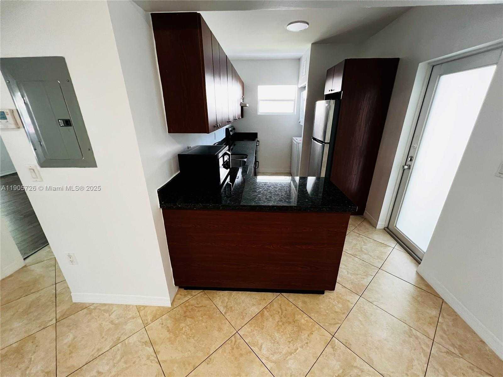 Small Image of 946 BAY DR #2, Miami Beach Number 6