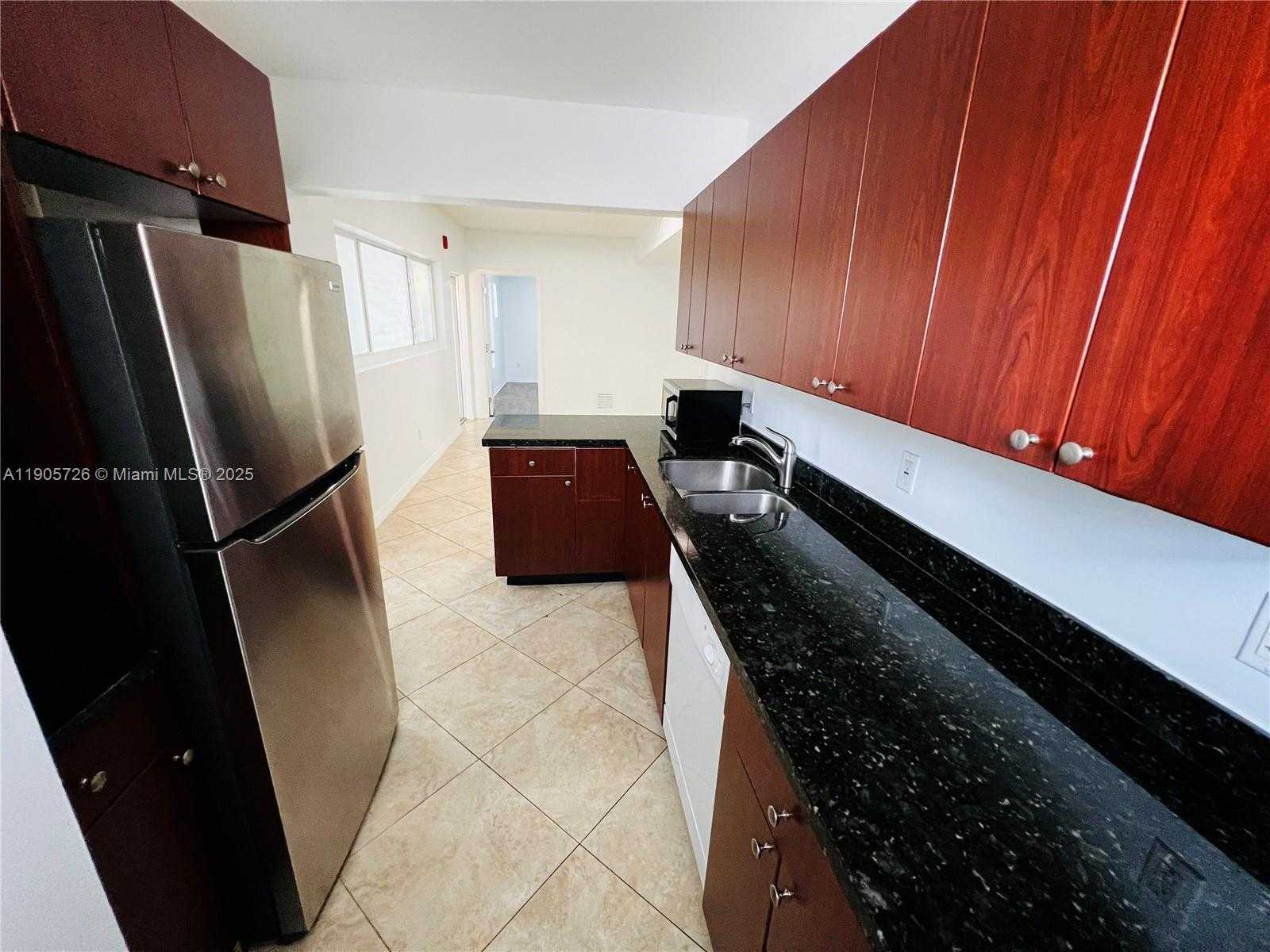 Small Image of 946 BAY DR #2, Miami Beach Number 7