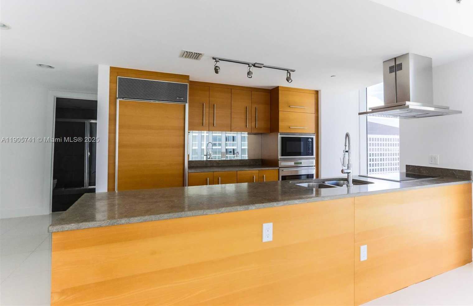 Small Image of 495 BRICKELL AVE #1710, Miami Number 4