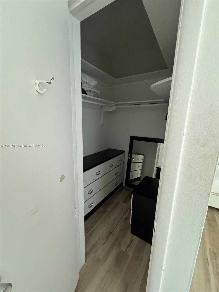 Small Image of 543 MERIDIAN AVE #12, Miami Beach Number 4