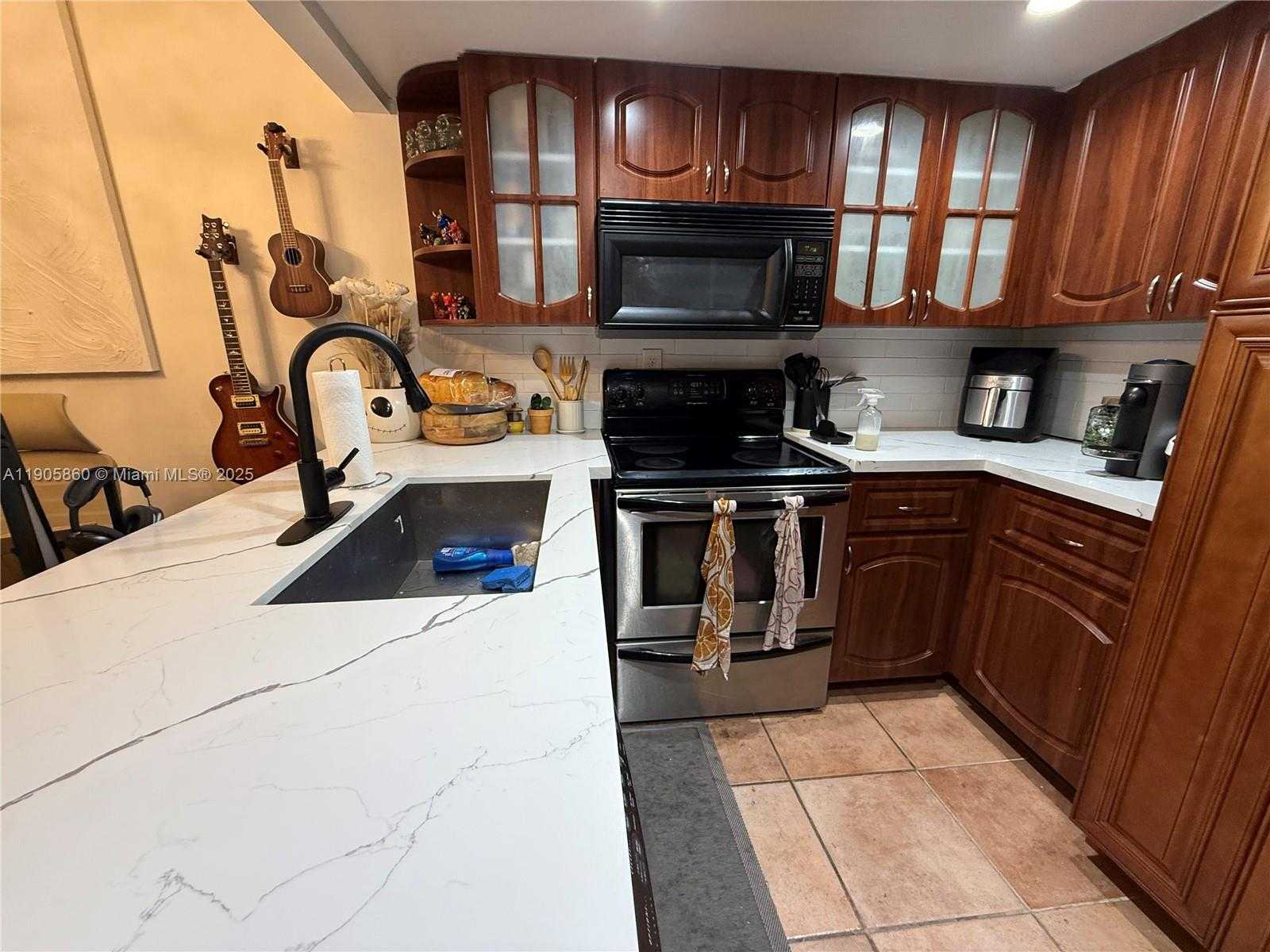 Small Image of 540 BRICKELL KEY DR #212, Miami Number 1