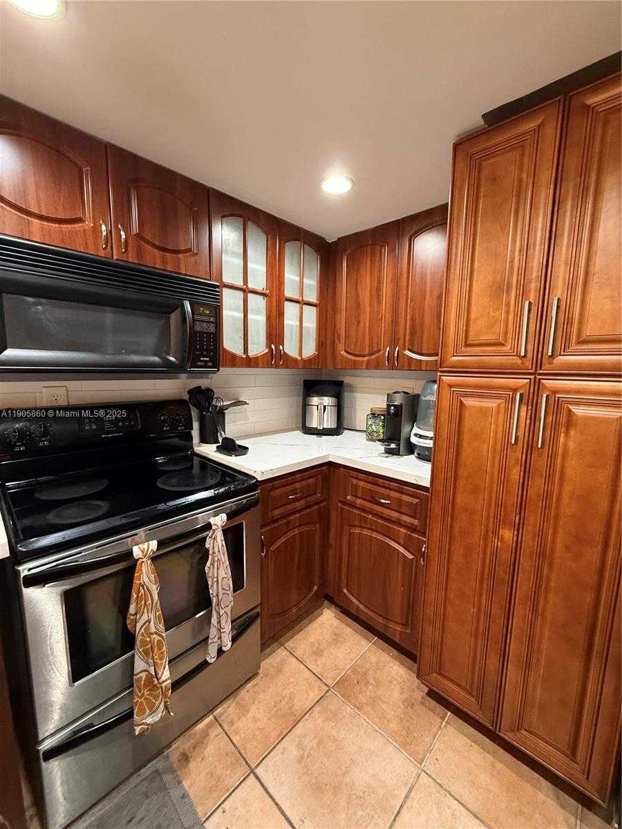 Small Image of 540 BRICKELL KEY DR #212, Miami Number 3