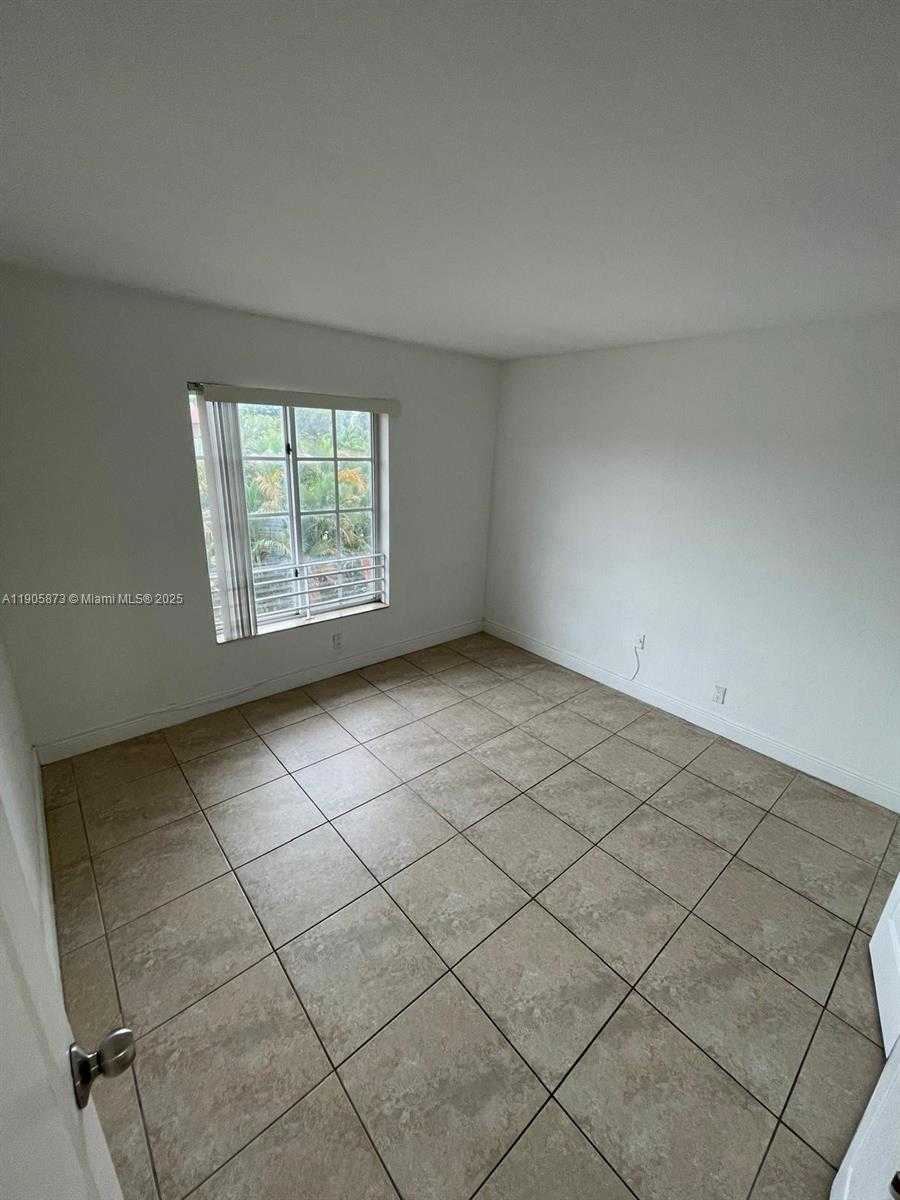 Small Image of 5231 GENEVA WAY #306, Doral Number 13