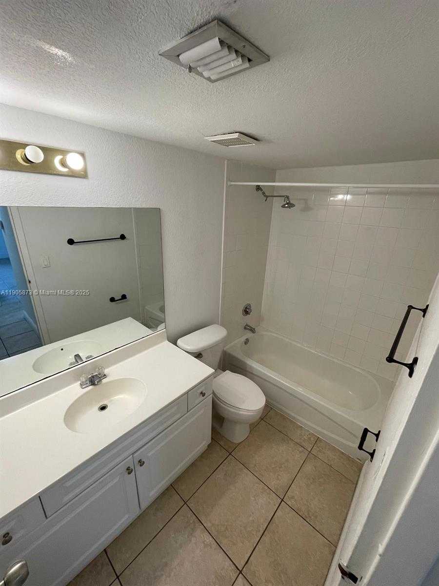 Small Image of 5231 GENEVA WAY #306, Doral Number 14