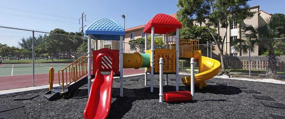 Small Image of 5231 GENEVA WAY #306, Doral Number 17