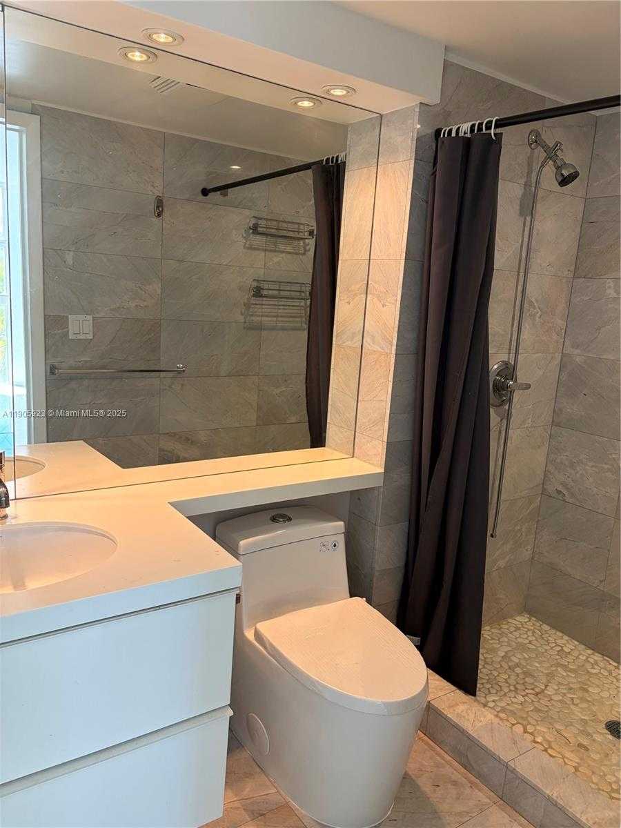Small Image of 100 BAYVIEW DR #222, Sunny Isles Beach Number 15