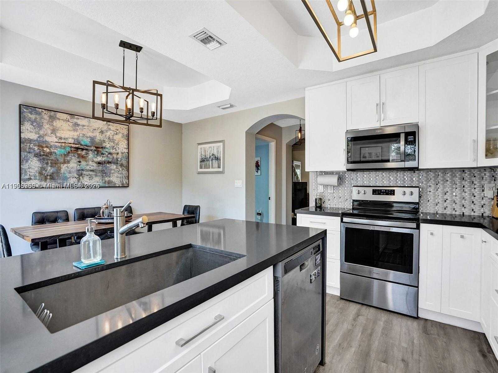 Small Image of 5922 SIENA LN, Hollywood Number 12