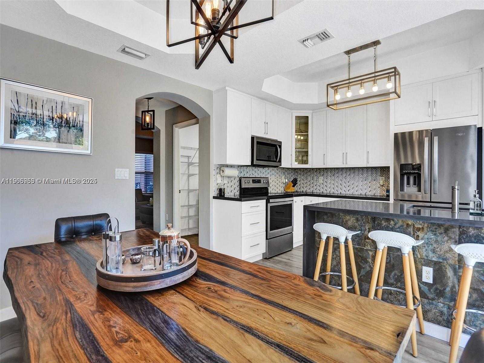 Small Image of 5922 SIENA LN, Hollywood Number 8