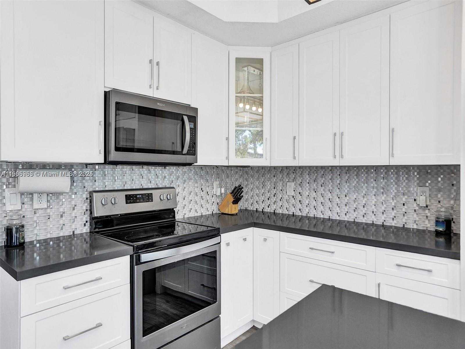 Small Image of 5922 SIENA LN, Hollywood Number 9