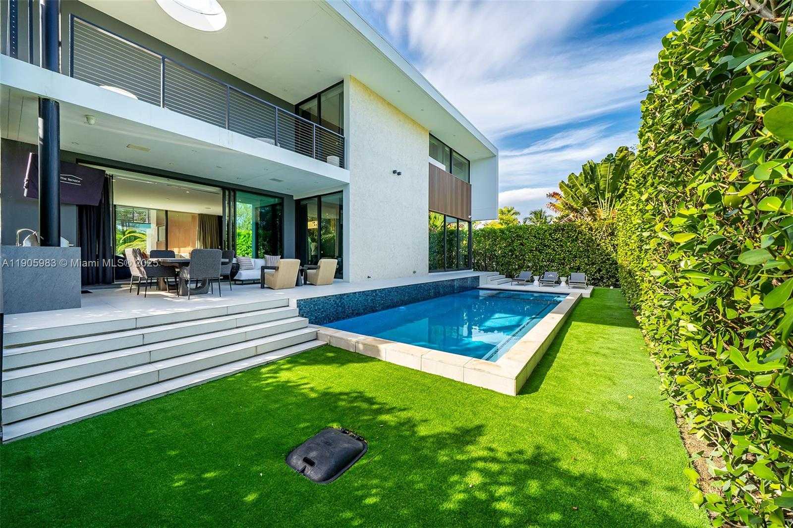 Small Image of Miami Beach Number 33