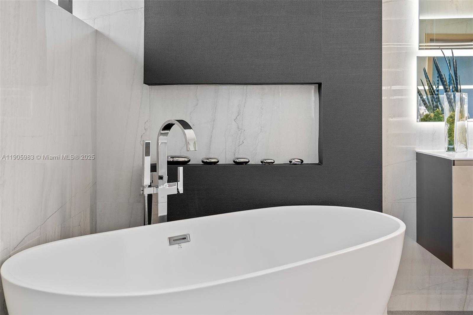 Small Image of Miami Beach Number 77