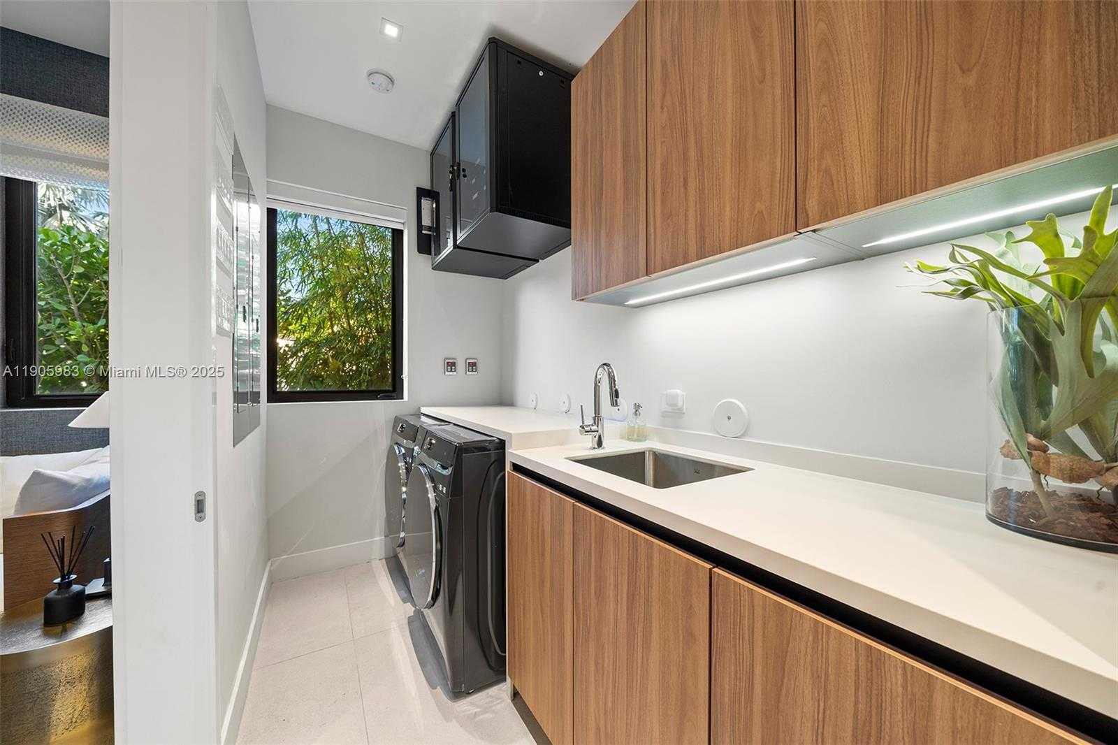 Small Image of Miami Beach Number 81