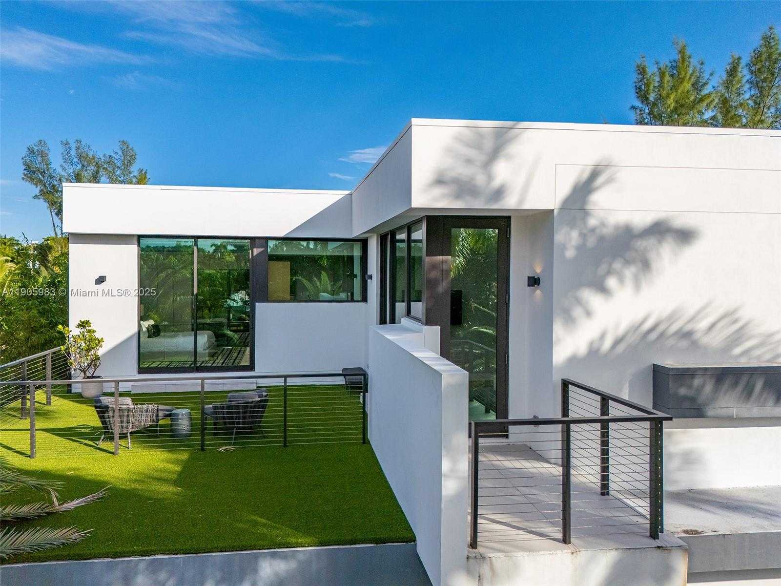 Small Image of Miami Beach Number 82