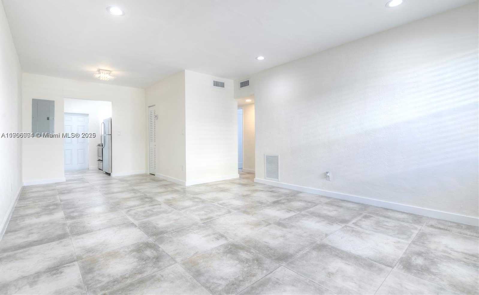 Small Image of 7975 CRESPI BLVD #1, Miami Beach Number 4