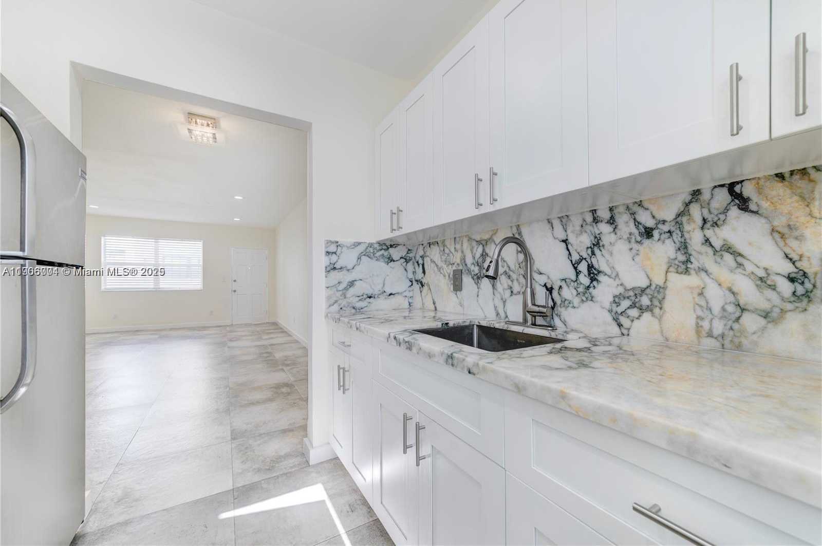 Small Image of 7975 CRESPI BLVD #1, Miami Beach Number 9