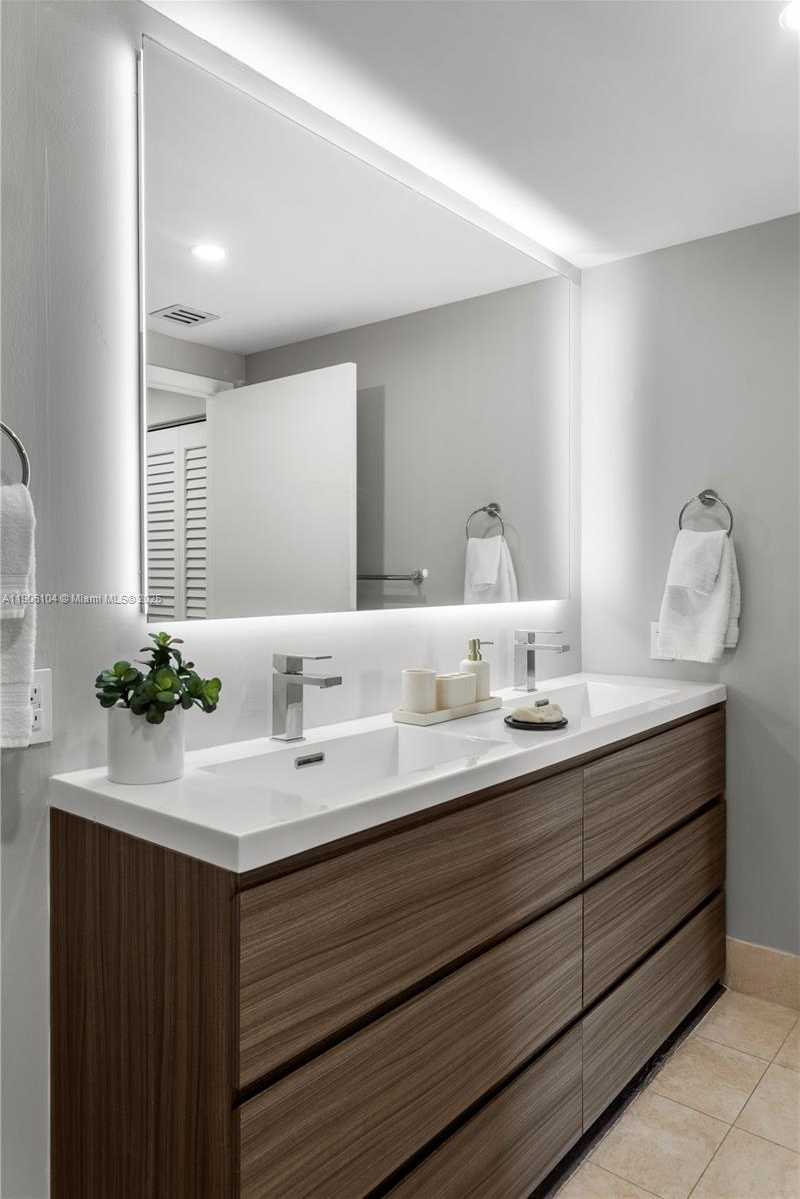 Small Image of 2475 BRICKELL AVE #708, Miami Number 12