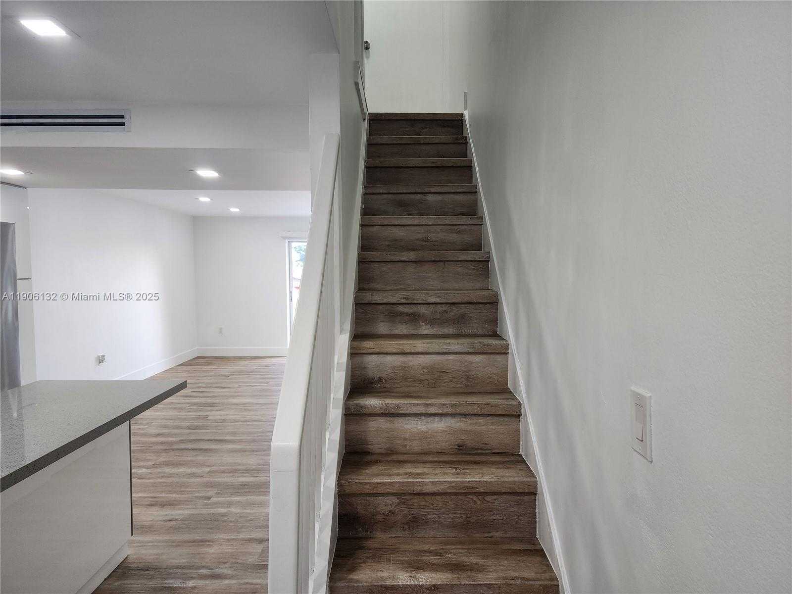 Small Image of Hialeah Number 12