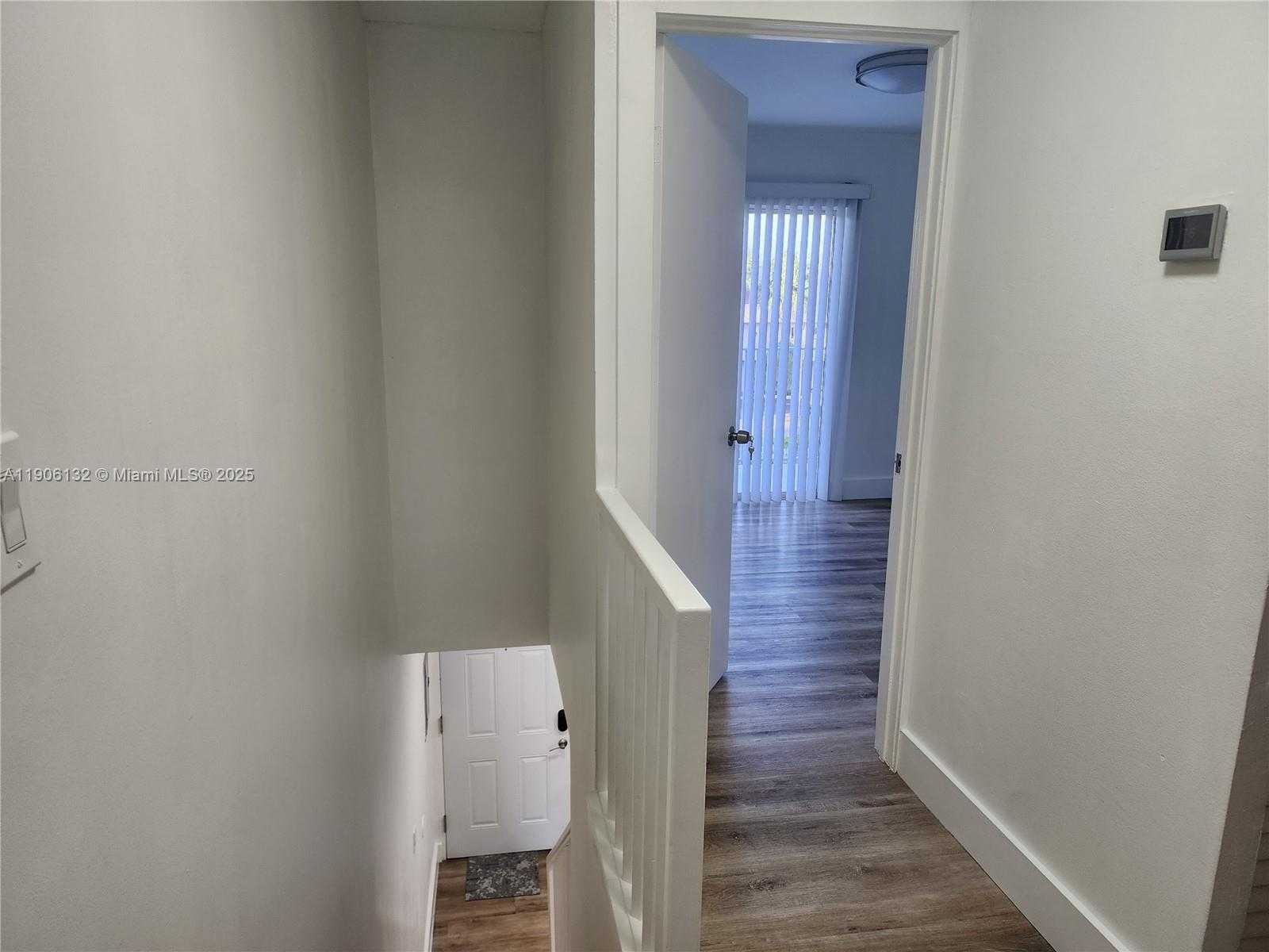 Small Image of Hialeah Number 13