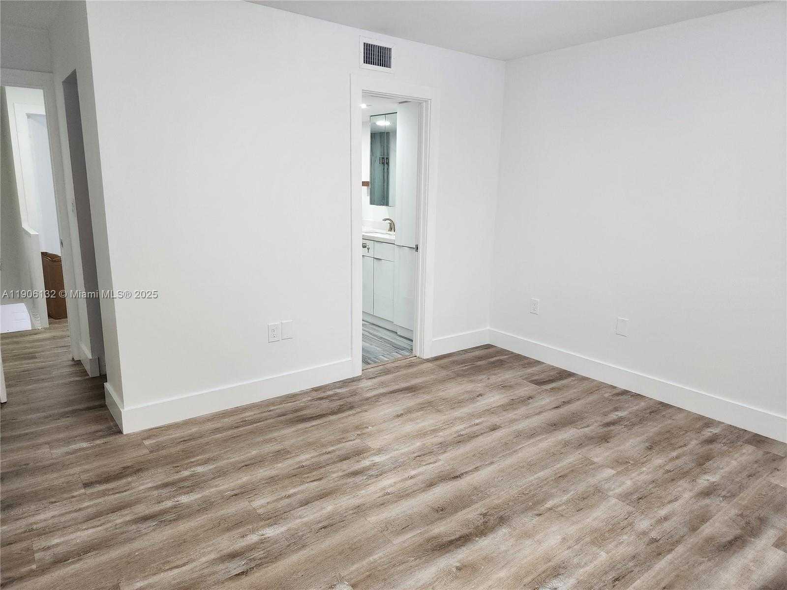 Small Image of Hialeah Number 15