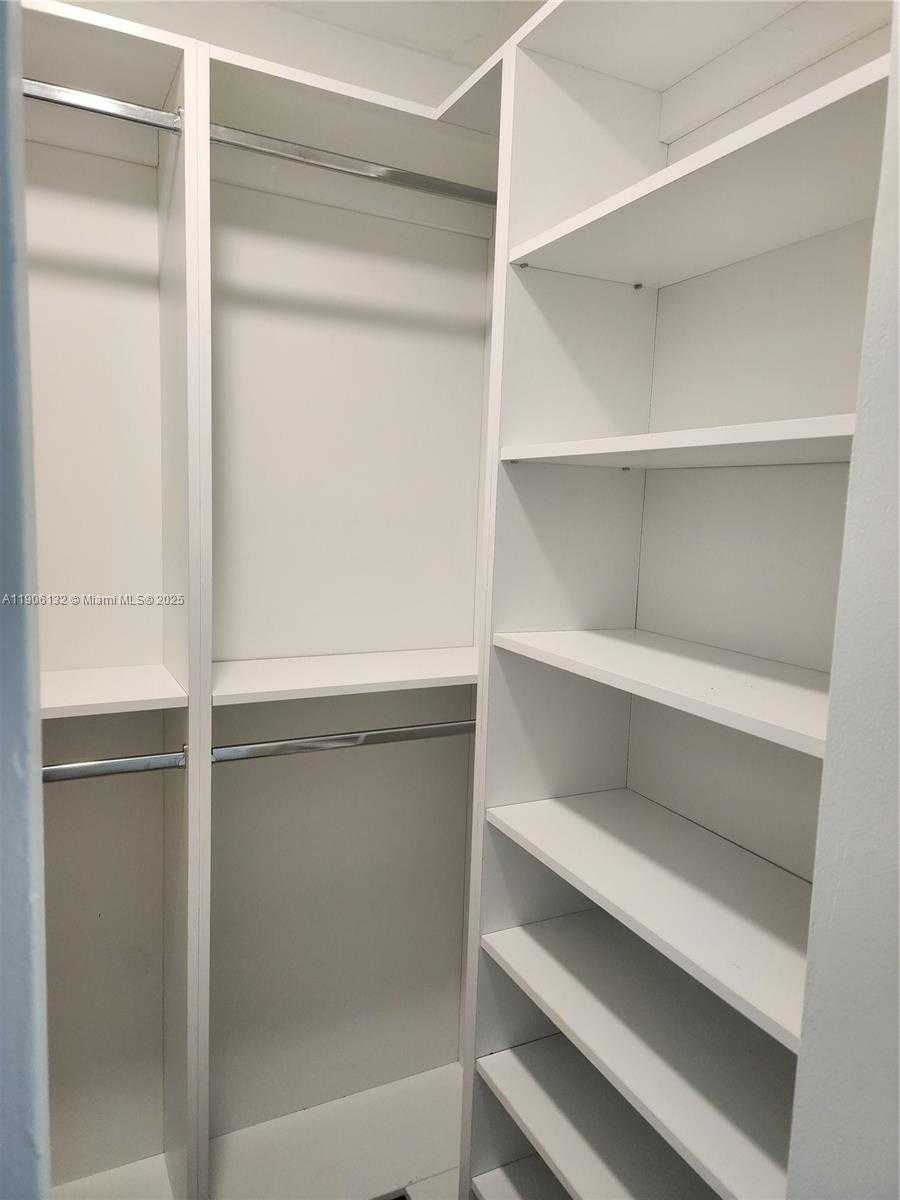 Small Image of Hialeah Number 16