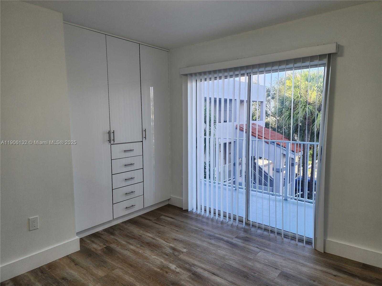 Small Image of Hialeah Number 21