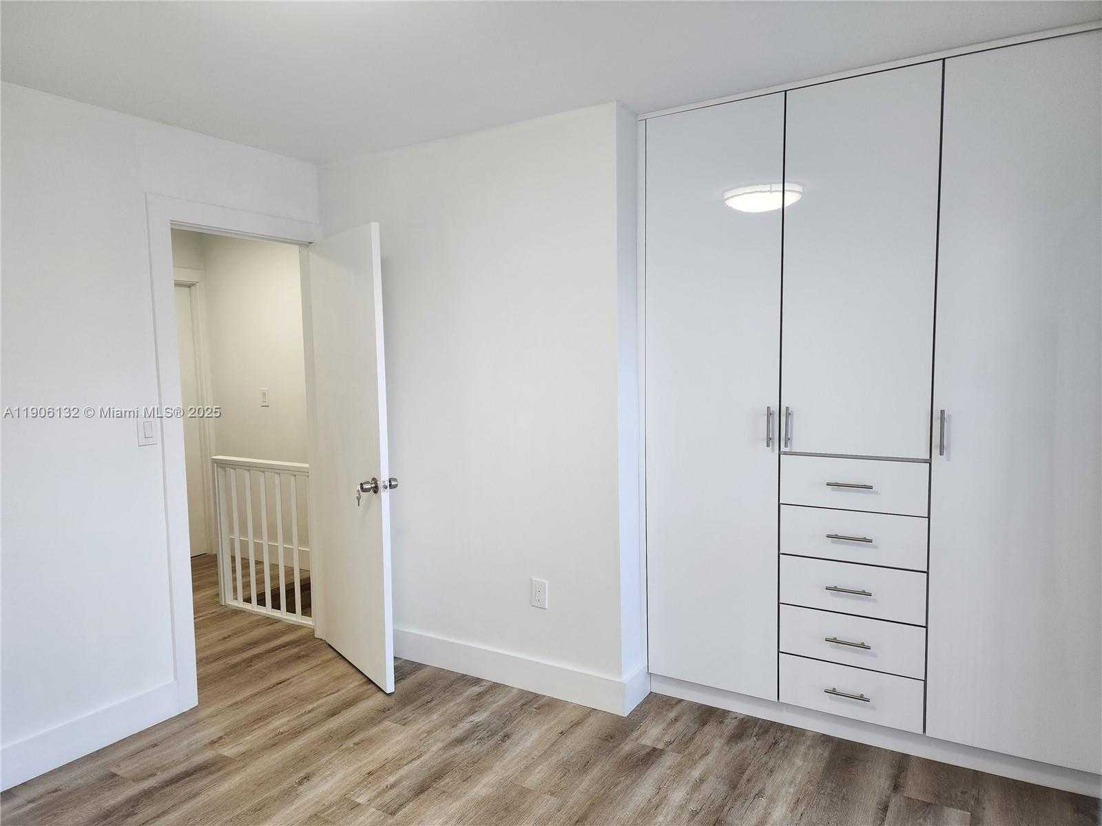 Small Image of Hialeah Number 23