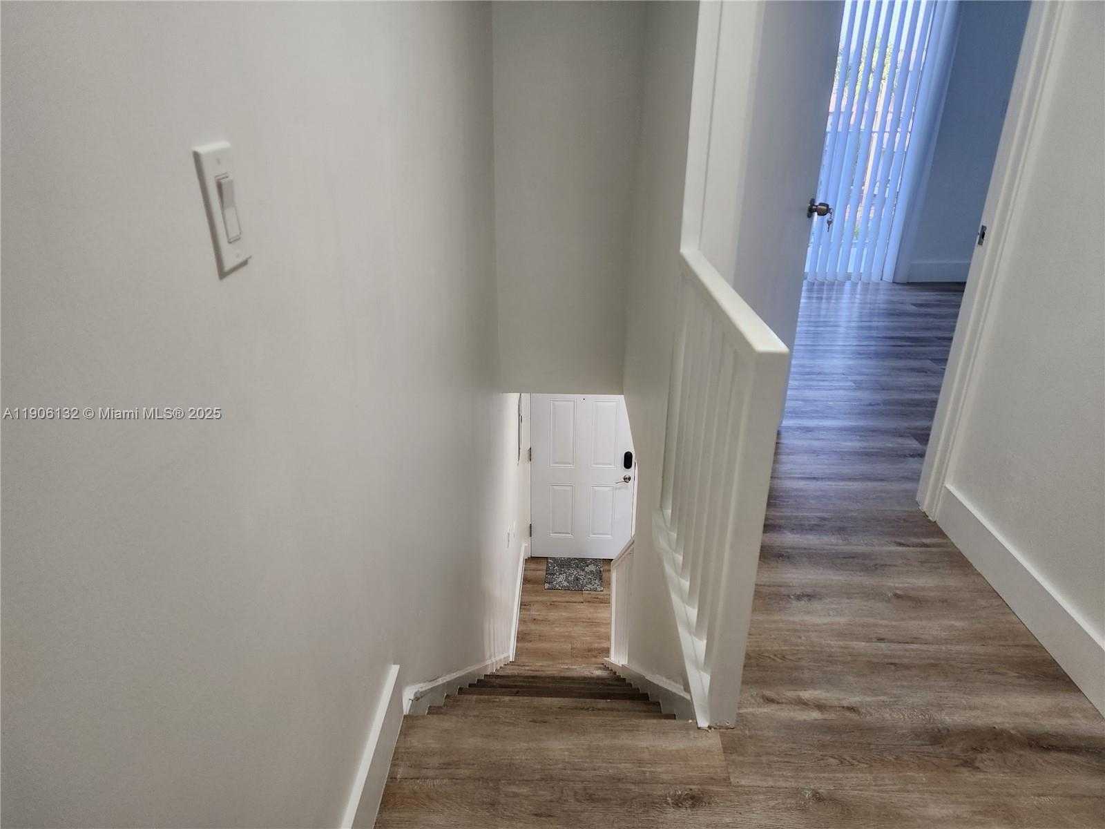 Small Image of Hialeah Number 24