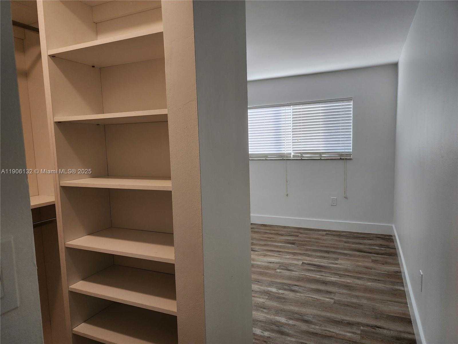 Small Image of Hialeah Number 28