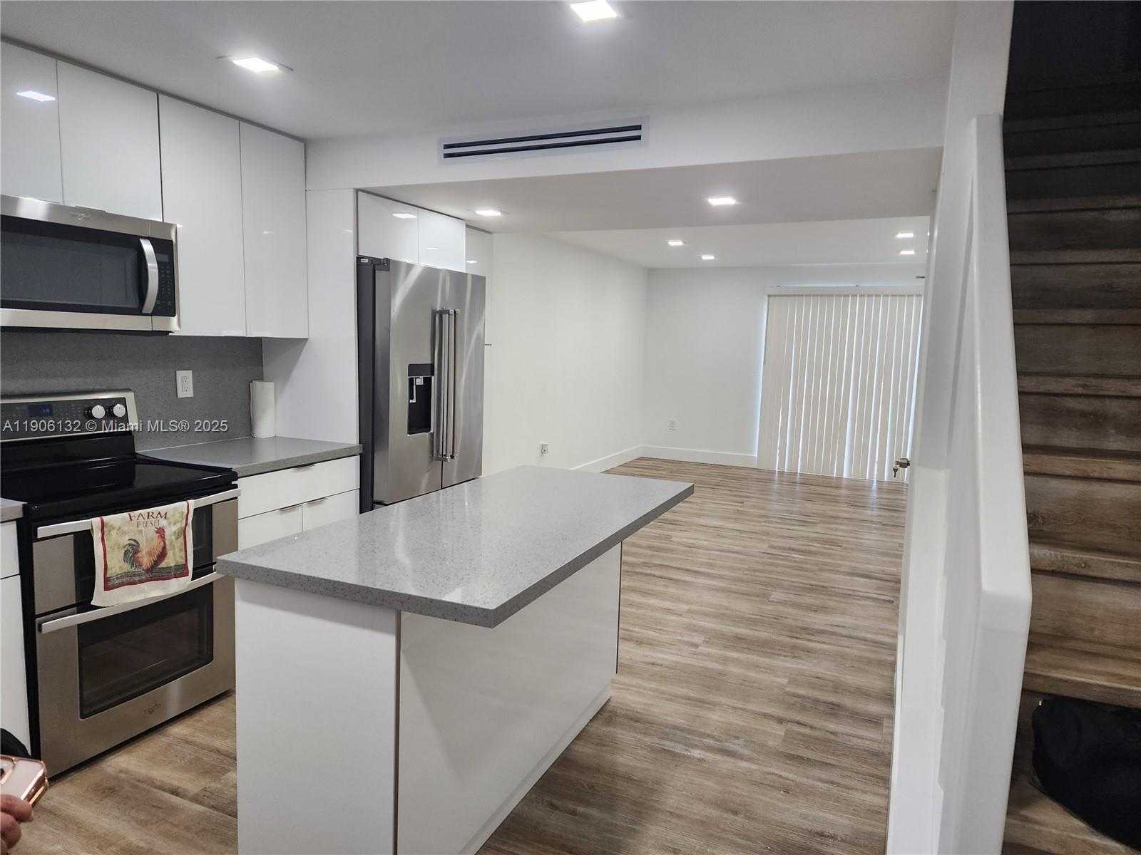 Small Image of Hialeah Number 3