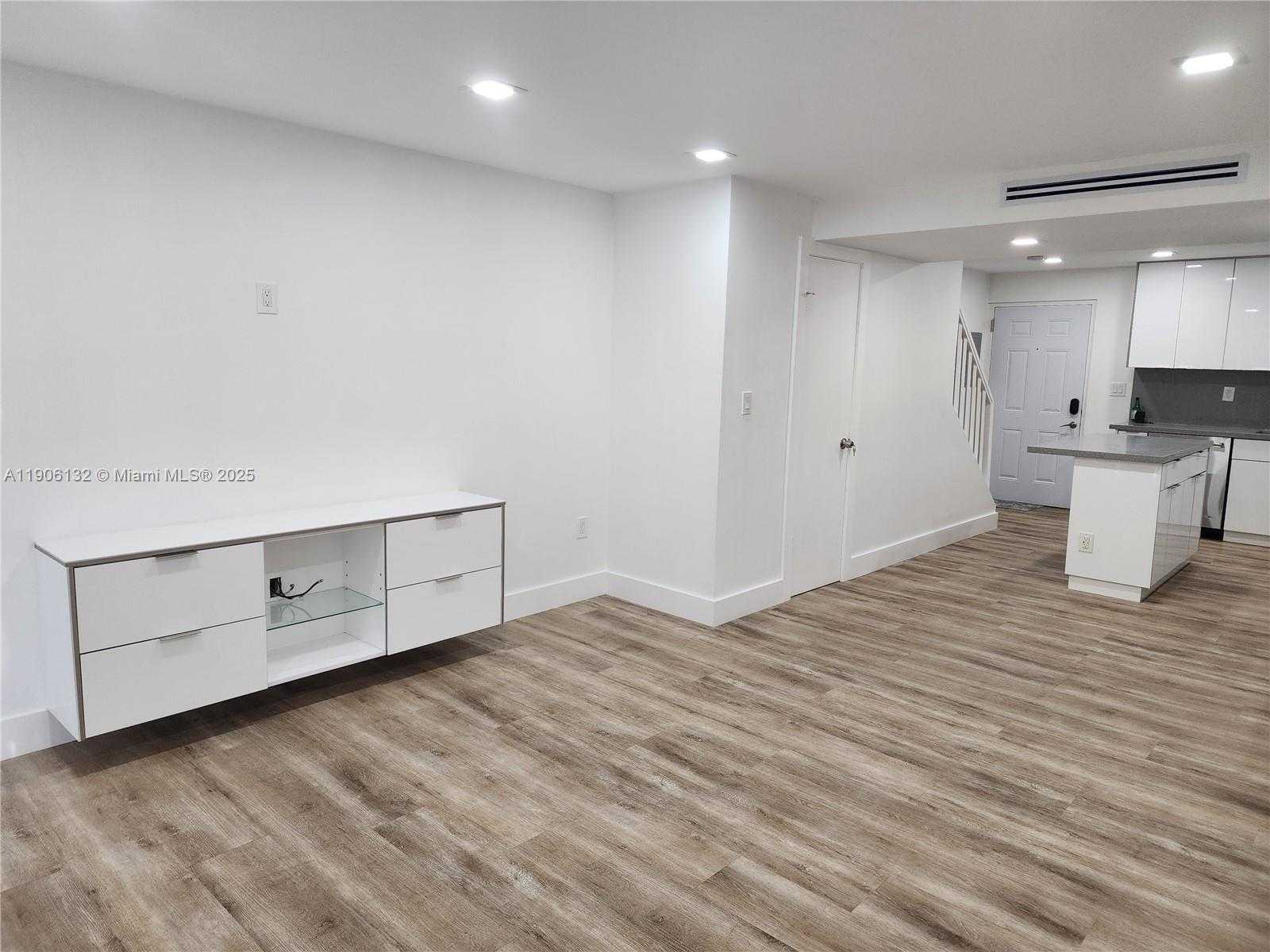 Small Image of Hialeah Number 4