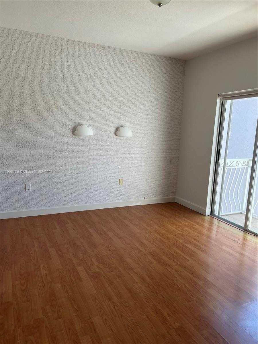 Small Image of 11521 NORTH WEST 79TH LN #11521, Doral Number 4