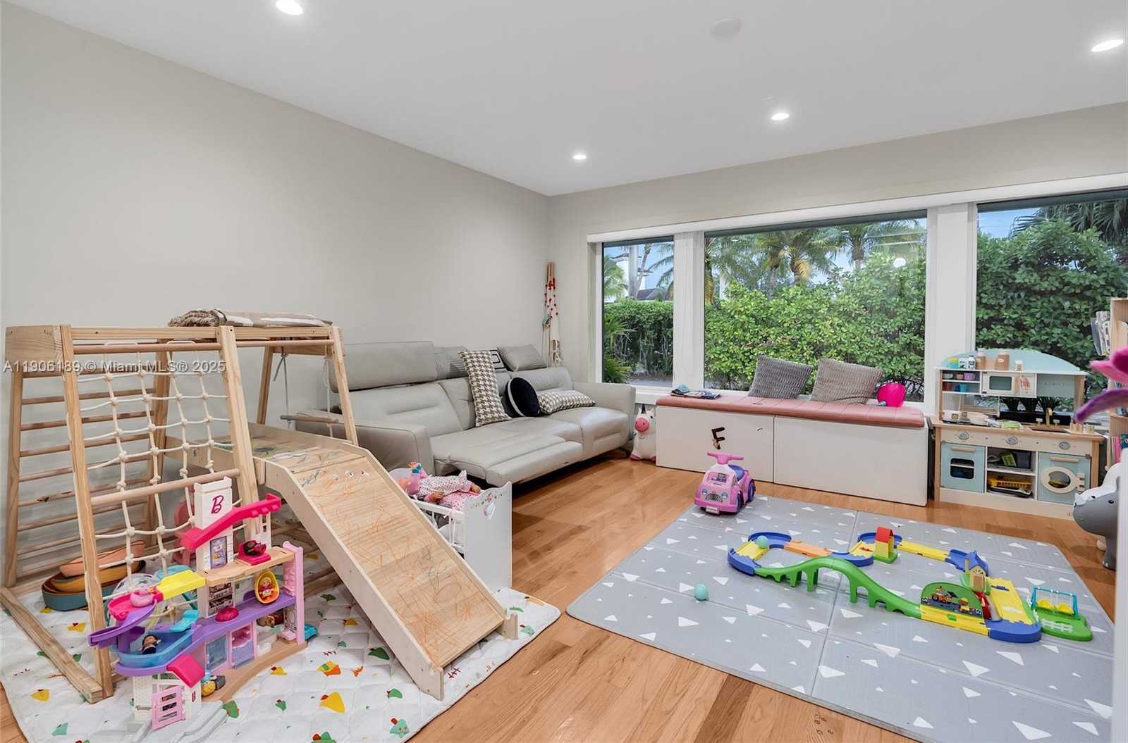 Small Image of 415 ROVINO AVE, Coral Gables Number 37