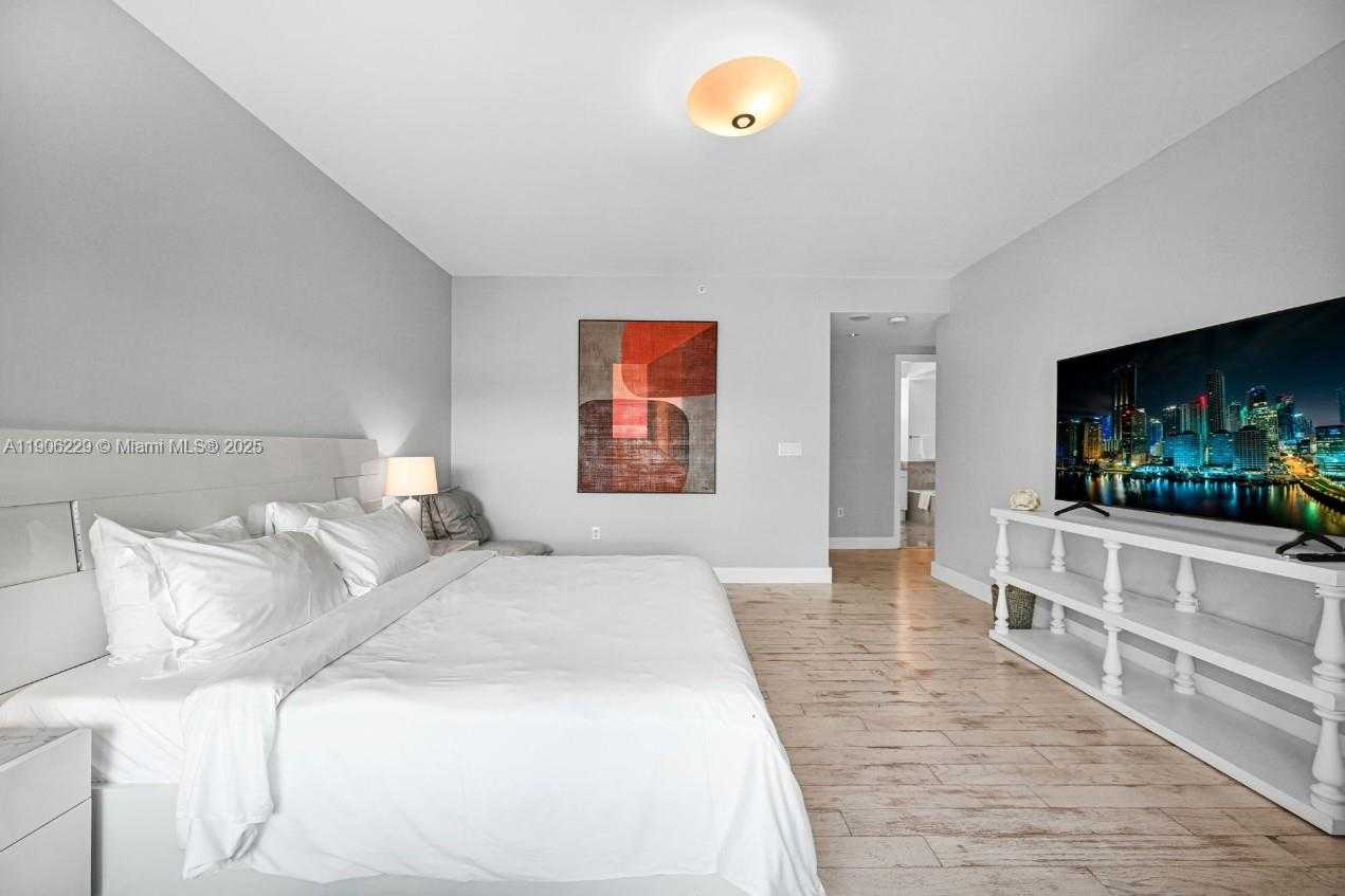 Small Image of 1435 BRICKELL AVE #3401, Miami Number 11