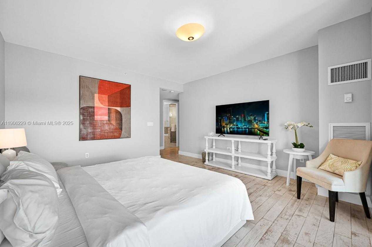 Small Image of 1435 BRICKELL AVE #3401, Miami Number 12