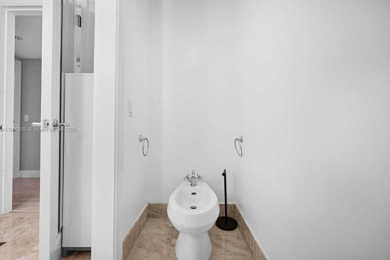 Small Image of 1435 BRICKELL AVE #3401, Miami Number 18