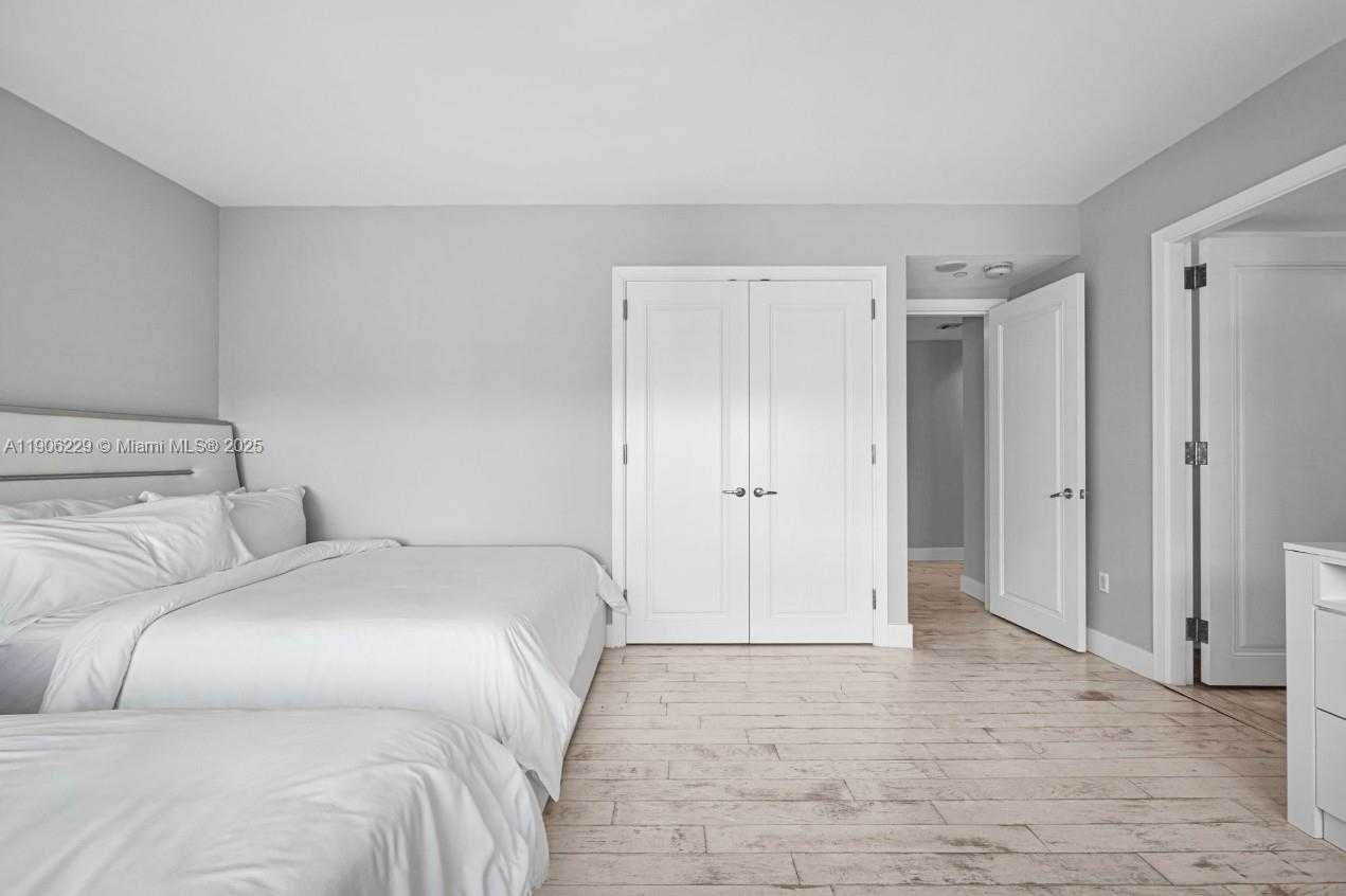 Small Image of 1435 BRICKELL AVE #3401, Miami Number 4