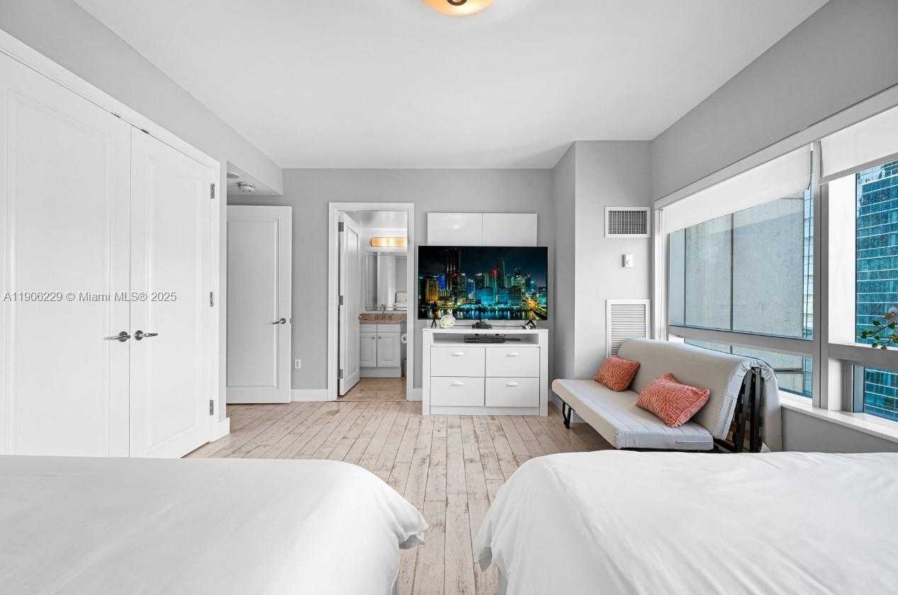 Small Image of 1435 BRICKELL AVE #3401, Miami Number 5