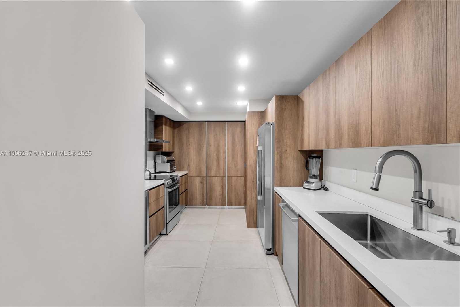 Small Image of 3 GROVE ISLE DR #C1710, Miami Number 16