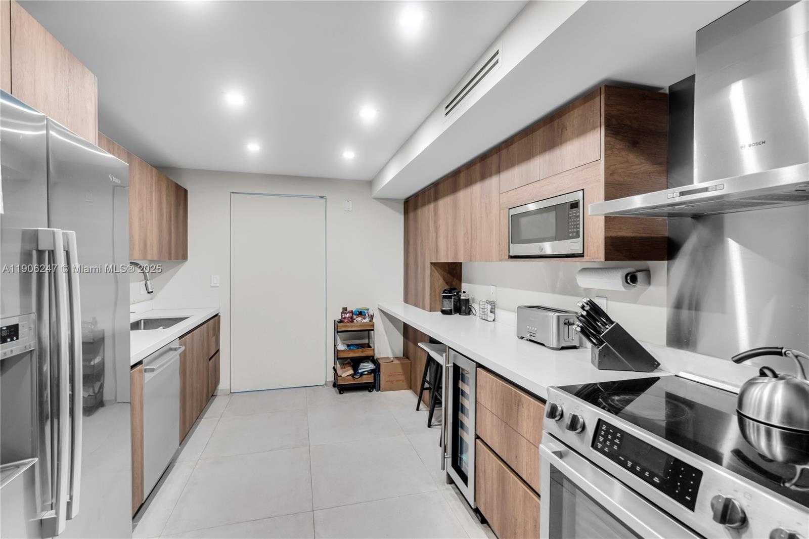 Small Image of 3 GROVE ISLE DR #C1710, Miami Number 17