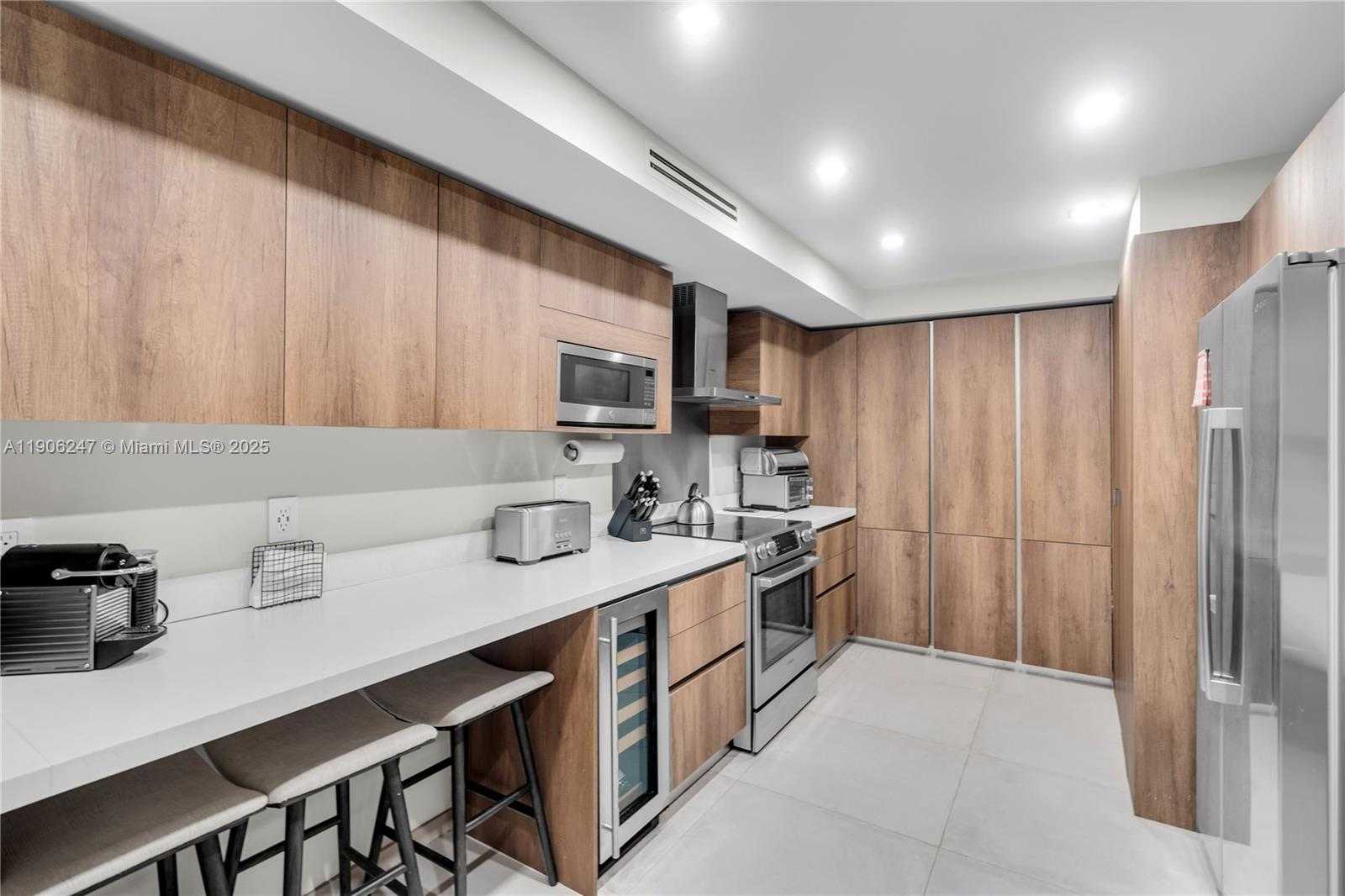 Small Image of 3 GROVE ISLE DR #C1710, Miami Number 18